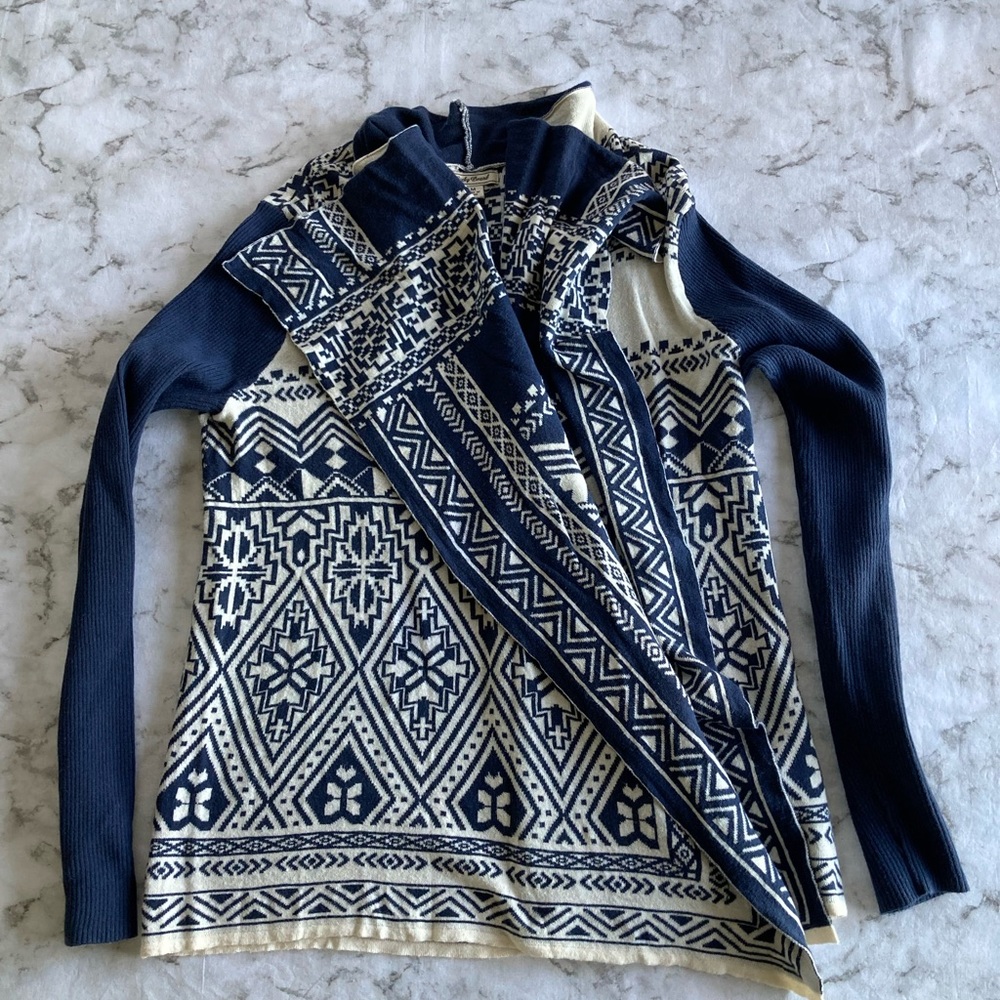 Lucky brand 🍀 Navy blue and creme asymmetrical open sweater